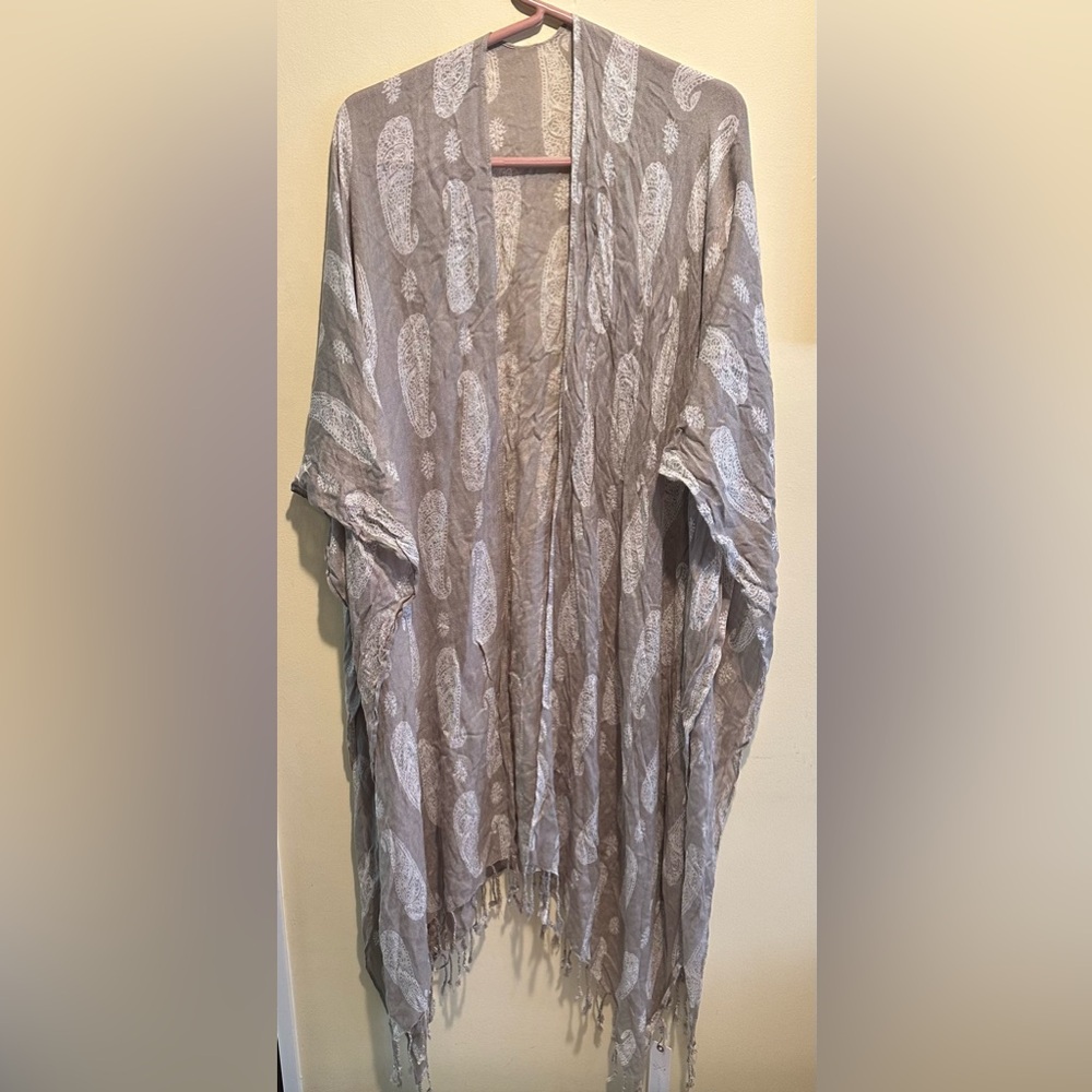 GF COLLECTION ONE SIZE FITS ALL Gray & White Paisley Kimono/Scarf.